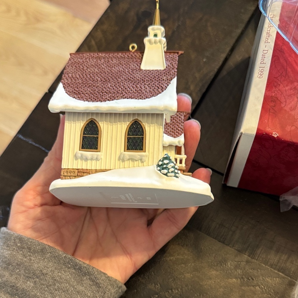 Hallmark Colonial Church Ornament - Red and White Collectors 1999 - Picture 11 of 12